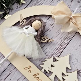   Karácsonyi ajtódísz, falidísz egyedi felirattal - makramé angyalkával (kerek)