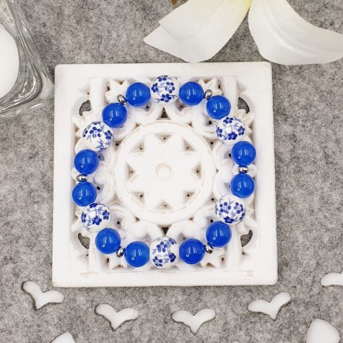 "Sophia" - ásvány karkötő kék jáde kővel, és virágmintás porcelán gyöngyökkel