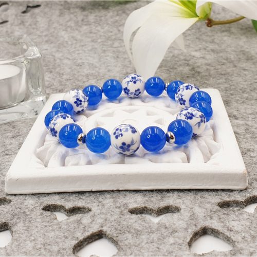 "Sophia" - ásvány karkötő kék jáde kővel, és virágmintás porcelán gyöngyökkel