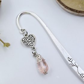   "Yara" - könyvjelző rózsaszín üveggyönggyel, szív charmmal