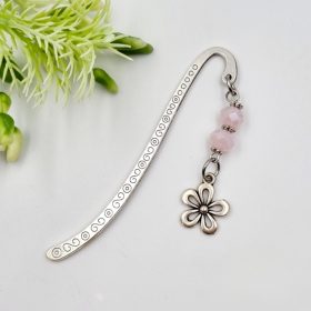   "Palmer" - mini könyvjelző rózsaszín üveggyöngyökkel, virág charmmal