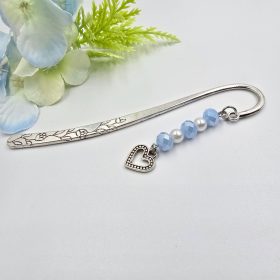   "Juliet" - könyvjelző csillogó kék csiszolt gyöngyökkel, szív charmmal