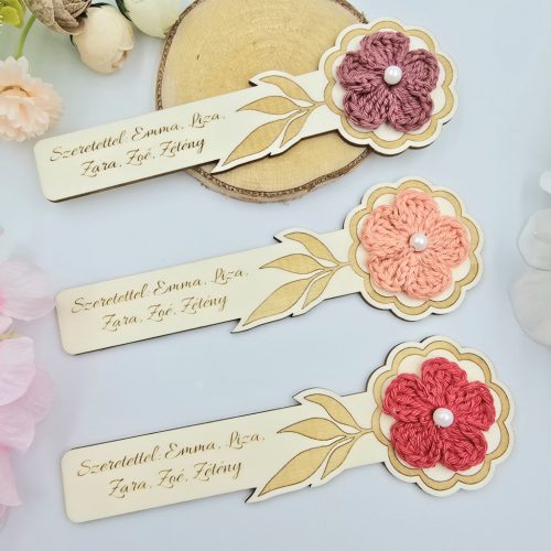 Egyedi gravírozott fa könyvjelző horgolt virággal (20 féle szín)