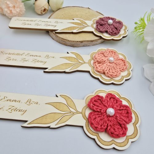 Egyedi gravírozott fa könyvjelző horgolt virággal (20 féle szín)