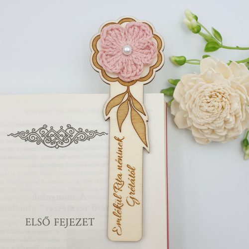 Ajándék tanító néninek, óvó néninek, egyedi gravírozott fa könyvjelző horgolt virággal