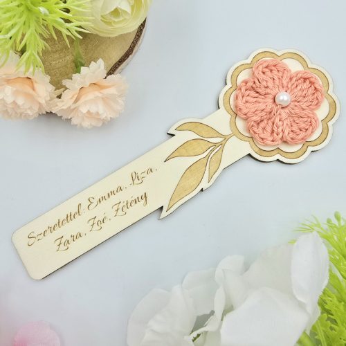 Ajándék tanító néninek, óvó néninek, egyedi gravírozott fa könyvjelző horgolt virággal