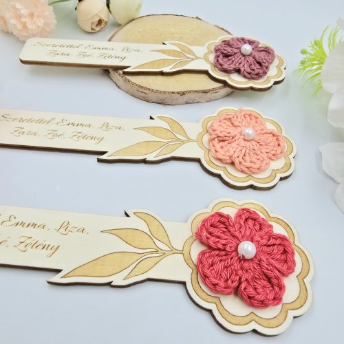 Ajándék tanító néninek, óvó néninek, egyedi gravírozott fa könyvjelző horgolt virággal