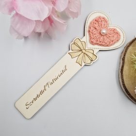 Ajándék anyák napjára, gravírozott könyvjelző horgolt szívvel