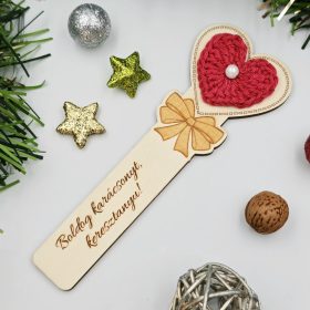 Egyedi gravírozott fa könyvjelző horgolt szívvel (20 féle szín)