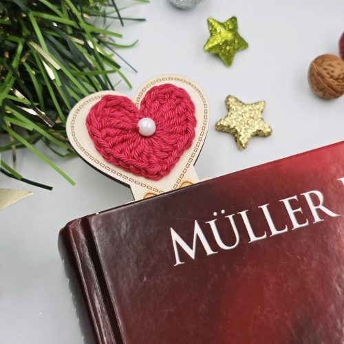 Egyedi gravírozott fa könyvjelző horgolt szívvel (20 féle szín)