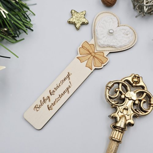 Egyedi gravírozott fa könyvjelző horgolt szívvel (20 féle szín)