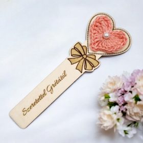 horgolt_konyvjelzo_szivvel