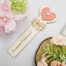 Ajándék tanító néninek, óvó néninek, egyedi gravírozott fa könyvjelző horgolt szívvel