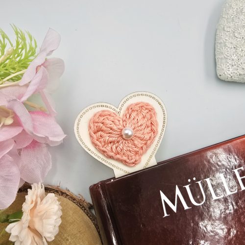 Ajándék tanító néninek, óvó néninek, egyedi gravírozott fa könyvjelző horgolt szívvel