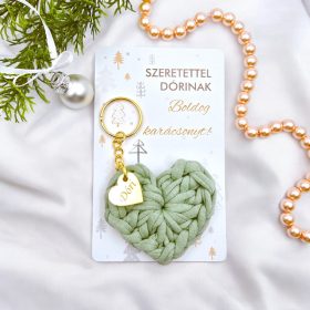   Horgolt szív kulcstartó gravírozott medállal, egyedi karácsonyi ajándékkártyán- 1 (több szín)