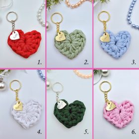   Horgolt szív kulcstartó gravírozott medállal, egyedi karácsonyi ajándékkártyán- 1 (több szín)