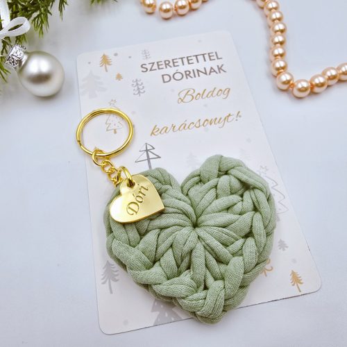 Horgolt szív kulcstartó gravírozott medállal, egyedi karácsonyi ajándékkártyán- 1 (több szín)