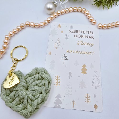Horgolt szív kulcstartó gravírozott medállal, egyedi karácsonyi ajándékkártyán- 1 (több szín)