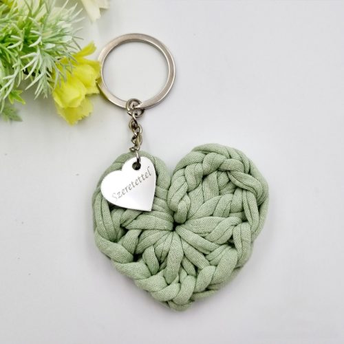 Horgolt szív kulcstartó gravírozott medállal, egyedi karácsonyi ajándékkártyán- 1 (több szín)
