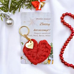 Horgolt szív kulcstartó gravírozott medállal, egyedi karácsonyi ajándékkártyán- 1 (több szín)