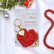 Horgolt szív kulcstartó gravírozott medállal, egyedi karácsonyi ajándékkártyán- 1 (több szín)