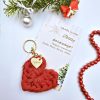 Horgolt szív kulcstartó gravírozott medállal, egyedi karácsonyi ajándékkártyán- 1 (több szín)