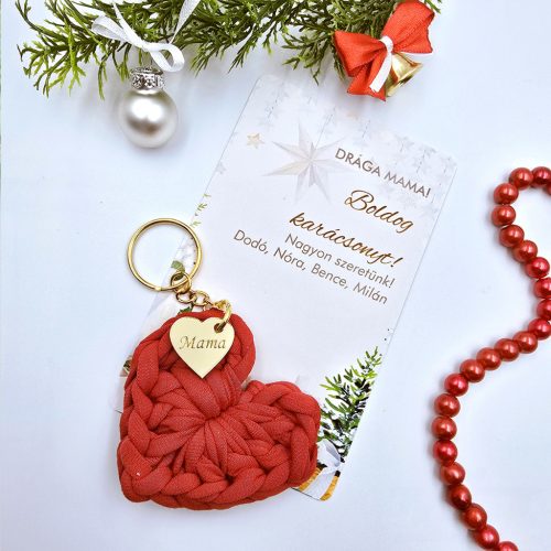 Horgolt szív kulcstartó gravírozott medállal, egyedi karácsonyi ajándékkártyán- 1 (több szín)
