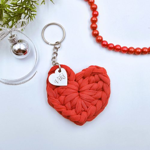 Horgolt szív kulcstartó gravírozott medállal, egyedi karácsonyi ajándékkártyán- 1 (több szín)