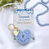 Horgolt szív kulcstartó gravírozott medállal, egyedi karácsonyi ajándékkártyán- 3 (több szín)