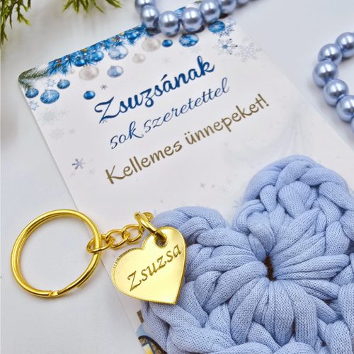 Horgolt szív kulcstartó gravírozott medállal, egyedi karácsonyi ajándékkártyán- 3 (több szín)