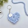 Horgolt szív kulcstartó gravírozott medállal, egyedi karácsonyi ajándékkártyán- 3 (több szín)