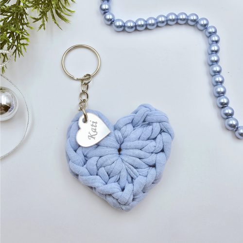 Horgolt szív kulcstartó gravírozott medállal, egyedi karácsonyi ajándékkártyán- 3 (több szín)