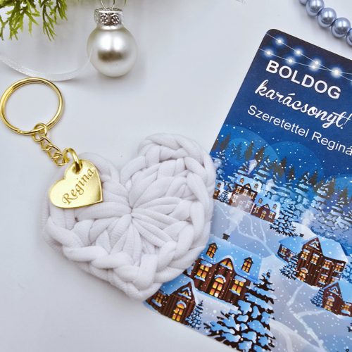 Horgolt szív kulcstartó gravírozott medállal, egyedi karácsonyi ajándékkártyán- 4 (több szín)