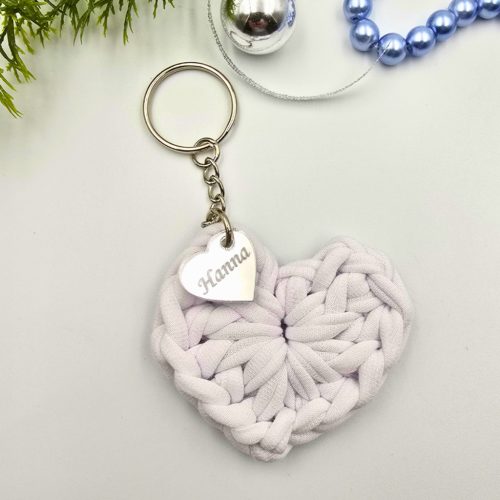 Horgolt szív kulcstartó gravírozott medállal, egyedi karácsonyi ajándékkártyán- 4 (több szín)