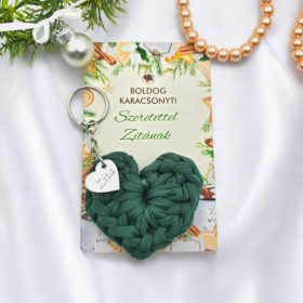   Horgolt szív kulcstartó gravírozott medállal, egyedi karácsonyi ajándékkártyán- 5 (több szín)