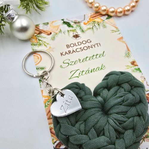 Horgolt szív kulcstartó gravírozott medállal, egyedi karácsonyi ajándékkártyán- 5 (több szín)