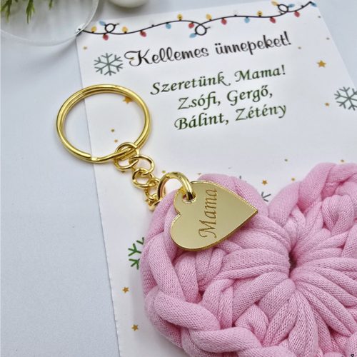 Horgolt szív kulcstartó gravírozott medállal, egyedi karácsonyi ajándékkártyán- 6 (több szín)