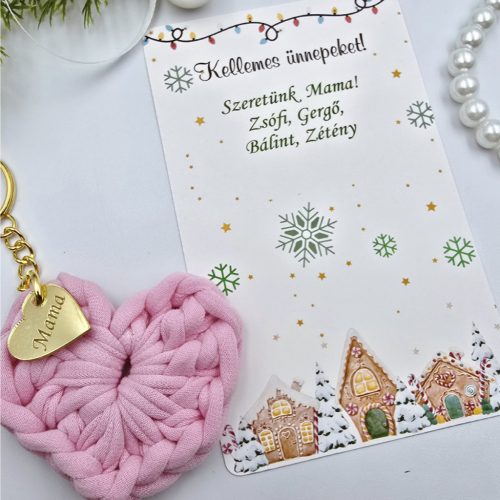 Horgolt szív kulcstartó gravírozott medállal, egyedi karácsonyi ajándékkártyán- 6 (több szín)