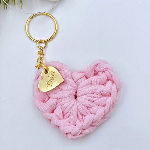 Horgolt szív kulcstartó gravírozott medállal, egyedi karácsonyi ajándékkártyán- 6 (több szín)