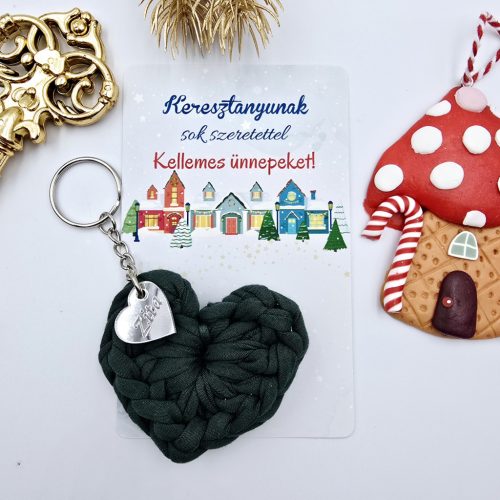 Horgolt szív kulcstartó gravírozott medállal, egyedi karácsonyi ajándékkártyán- 7 (több szín)