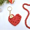 Horgolt szív kulcstartó gravírozott medállal, egyedi karácsonyi ajándékkártyán- 7 (több szín)
