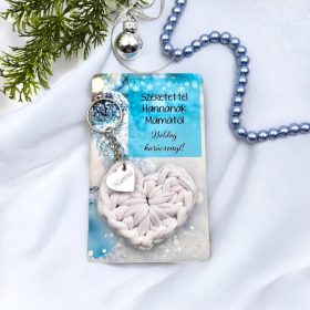   Horgolt szív kulcstartó gravírozott medállal, egyedi karácsonyi ajándékkártyán- 8 (több szín)