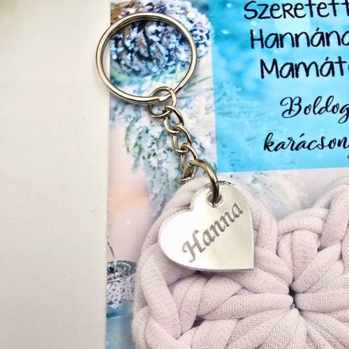 Horgolt szív kulcstartó gravírozott medállal, egyedi karácsonyi ajándékkártyán- 8 (több szín)