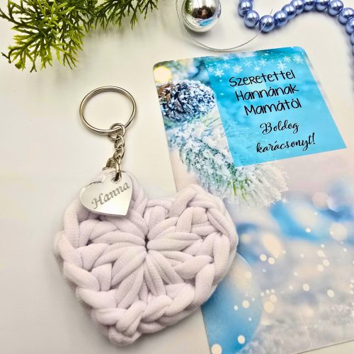 Horgolt szív kulcstartó gravírozott medállal, egyedi karácsonyi ajándékkártyán- 8 (több szín)