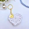 Horgolt szív kulcstartó gravírozott medállal, egyedi karácsonyi ajándékkártyán- 8 (több szín)
