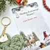 Horgolt szív kulcstartó gravírozott medállal, egyedi karácsonyi ajándékkártyán- 9 (több szín)