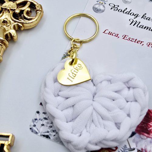 Horgolt szív kulcstartó gravírozott medállal, egyedi karácsonyi ajándékkártyán- 9 (több szín)