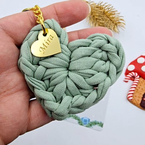 Horgolt szív kulcstartó gravírozott medállal, egyedi karácsonyi ajándékkártyán- 9 (több szín)