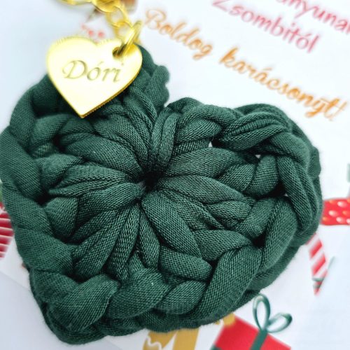 Horgolt szív kulcstartó gravírozott medállal, egyedi karácsonyi ajándékkártyán- 10 (több szín)