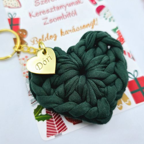 Horgolt szív kulcstartó gravírozott medállal, egyedi karácsonyi ajándékkártyán- 10 (több szín)